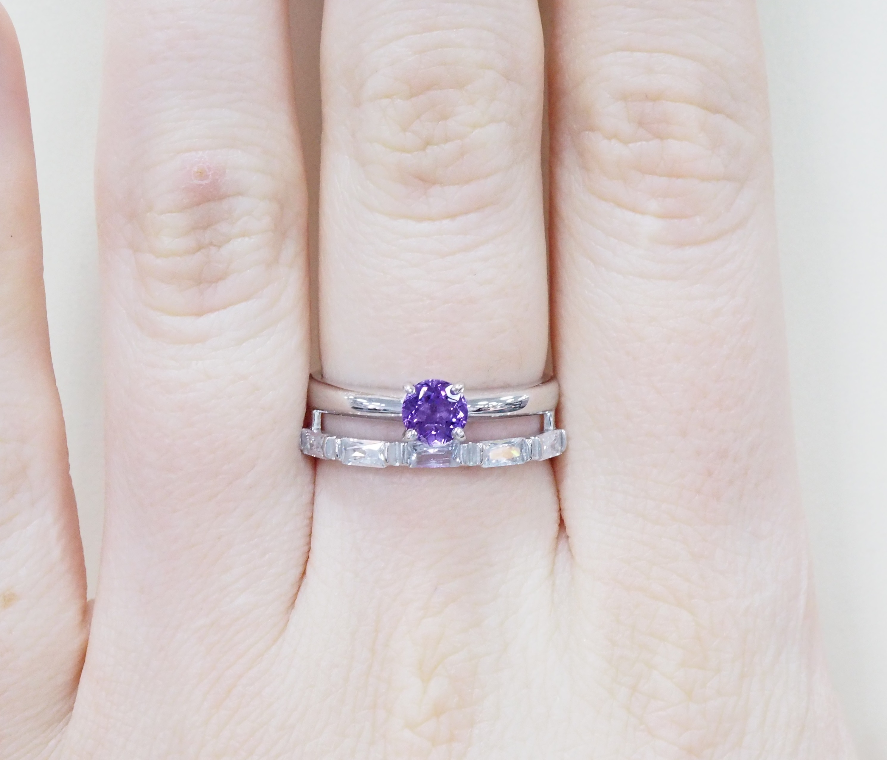 Серебряное кольцо 925 пробы; вставки 1 Аметист; 5 Фианит бесцв.;